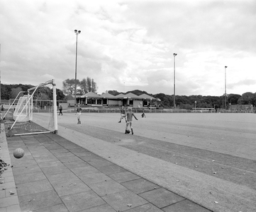 859002 Gezicht op een van de sportvelden en het clubgebouw van Sportvereniging Kampong aan de Laan van ...